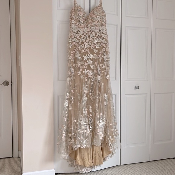 Mac Duggal
Sweetheart Neck Corset Bodice Floral Embroidered Sheath Gown - Picture 4 of 15